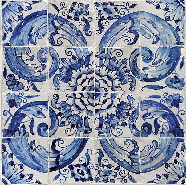 File:Azulejos de padrão camélia azul e brancos.jpg