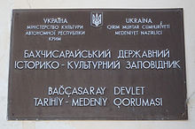 Schild auf Ukrainisch und Krimtatarisch in Bachtschyssaraj