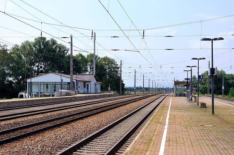 File:Bahnhof Wampersdorf Inselbahnsteig AG.jpg