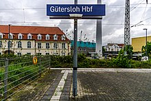 Bahnhofsschild am Bahnsteig