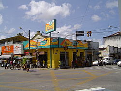 Аптека у районі, пофарбована у жовтий колір на часть назви району.