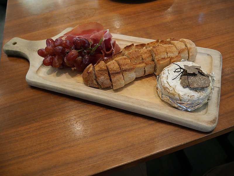 File:Baked Camembert with bread and ham with grapes.jpg