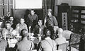 1941年12月、香港の戦いにおいて、イギリス陸軍少将（香港駐屯軍司令官クリストファー・マルトビイ）の降伏交渉に当たる、陸軍中将（第23軍司令官酒井隆）以下日英陸軍の将校。立姿の中央左は従軍服を着用した通訳担当の陸軍軍属判任官