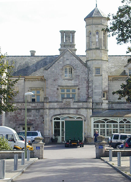 File:Bay House School, main entrance.jpg