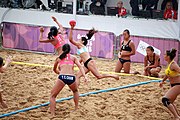 Deutsch: Beachhandball bei den Olympischen Jugendspielen 2018; Tag 6, 12. Oktober 2018; Mädchen, Hauptrundenspiel – Chinese Taipei (Taiwan)-Argentinien 1:2 English: Beach handball at the 2018 Summer Youth Olympics at 12 October 2018 – Girls Main Round – Chinese Taipei (Taiwan)-Argentina 1:2