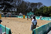 Deutsch: Beachvolleyball bei den Olympischen Jugendspielen 2018; Tag 8, 14. Oktober 2018; Mädchen, Achtelfinale – USA-Peru 2:0 (21–19/21–12) English: Beach volleyball at the 2018 Summer Youth Olympics at 14 October 2018 – Girls Round of 16 – USA-Peru 2:0 (21–19/21–12)