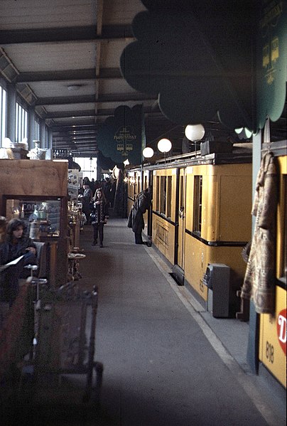 File:Berlin Januar 1974, Flohmarkt im U-Bahnhof Nollendorfplatz.jpg