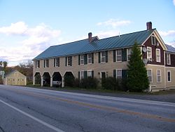 Комплекс Bethel-Vermont-Locust-Creek-House-01.jpg