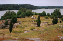 Fouilles sur un terrain vallonné avec vue sur un lac