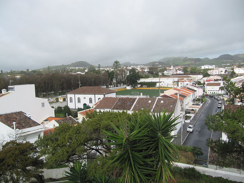 File:Blick über Ponta Delgada (von Ermida da Mae de Deus) (14007913735).jpg