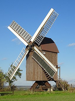 Eine von noch zwei Bockwindmühlen über der Ortslage Wulferstedt