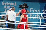 Deutsch: Boxen bei den Olympischen Jugendspielen 2018 Tag 12, 18. Oktober 2018 - Finale Leichtgewicht Mädchen – Junioren-Weltmeisterin und dreifache Juniorinnen-Europameisterin Caroline Sara DuBois (Großbritannien, blau) schlägt Juniorinnen-Asienmeisterin Porntip Buapa (Thailand, rot). English: Boxing at the 2018 Summer Youth Olympics on 18 October 2018 – Girls' lightweight Gold Medal Bout – Caroline Sara DuBois (Grat Britain, blue) wins over Porntip Buapa (Thailand, red). Español: Boxeo en los Juegos Olímpicos Juveniles de Verano de 2018 en 18 de octubre de 2018 - Combate de medalla de oro de peso ligero para niñas - Caroline Sara DuBois (Gran Bretaña, azul ) gana sobre Porntip Buapa (Tailandia, rojo).