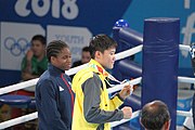 Deutsch: Boxen bei den Olympischen Jugendspielen 2018 Tag 12, 18. Oktober 2018 - Medaillenzeremonie im Leichtgewicht der Mädchen - Gold: Caroline Sara DuBois (Großbritannien), Silber: Porntip Buapa (Thailand), Bronze: Oriana Saputo (Argentinien); Medaillenübergabe durch Habu Gumel (IOC, Nigeria), Geschenkübergabe durch Raymond Silvas (USA, AIBA). English: Boxing at the 2018 Summer Youth Olympics on 18 October 2018 – Girl's Lightweight Medal Ceremony - Gold: Caroline Sara DuBois (Great Britain), Silver: Porntip Buapa (Thailand), Bronze: Oriana Saputo (Argentina); Medal handover by Habu Gumel (IOC, Nigeria), Gift presented by Raymond Silvas (USA, AIBA). Español: Boxeo en los Juegos Olímpicos Juveniles de Verano de 2018 en 18 de octubre de 2018 - Ceremonia de la Medalla de peso ligero para niñas - Oro: Caroline Sara DuBois (Gran Bretaña), Plata: Porntip Buapa (Thailand), Bronce: Oriana Saputo (Argentina); Entrega de medallas por Habu Gumel (COI, Nigeria), Regalo presentado por Raymond Silvas (EE. UU., AIBA).