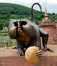 Heidelberger Brückenaffe: Die Geschichte um den Heidelberger Brückenaff´, Die Bronzestatue, Der Plüschaffe
