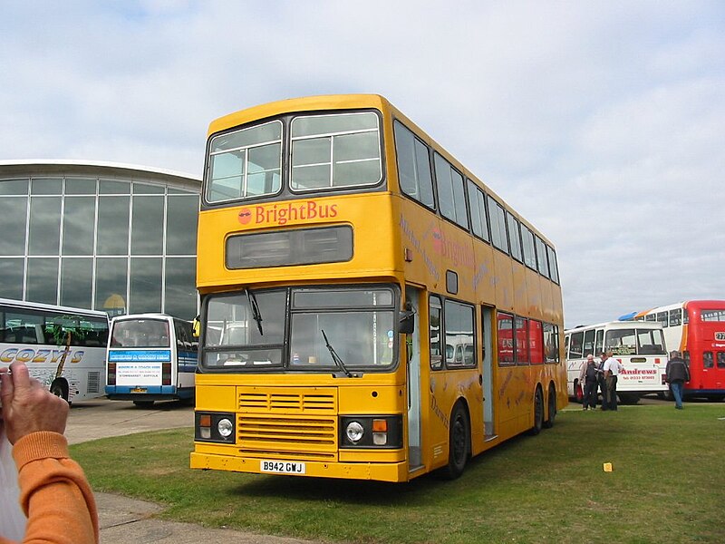 File:BrightBus bus 6942 (B942 GWJ) 1986 Hong Kong tri-axle (KMB 3BL127, DH 9152), Showbus 2004 (1) uncropped.jpg