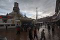 Ljudje v dežju okoli Boudhanath