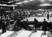 Peak hour crowd on the Ringbahn platform, 1946 Bundesarchiv B 145 Bild-PU29077, Berlin, S-Bahnhof Westkreuz.jpg