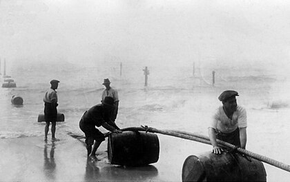 Landing of an Italy-USA cable (4,704 nautical miles long), on Rockaway Beach, Queens, New-York, January 1925. Bundesarchiv Bild 102-01035, New York, Verlegen von Unterseekabel.jpg