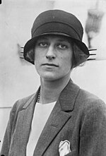 1920s mushroom hats often resembled the cloche hat, but with the addition of a neat brim, such as this model worn by Isabel Rockefeller Bundesarchiv Bild 102-10749, Isabelle Rockefeller.jpg