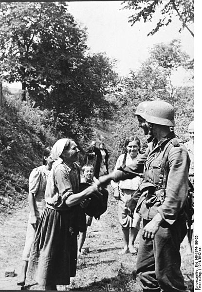 File:Bundesarchiv Bild 146-1974-109-25, Russland, Zivilisten und deutscher Soldat.jpg