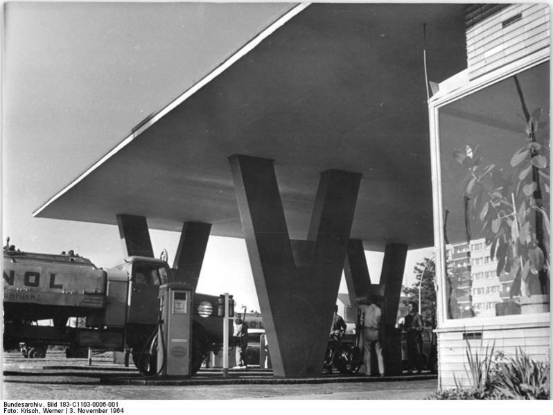 File:Bundesarchiv Bild 183-C1103-0006-001, Eisenhüttenstadt, Ernst-Thälmann-Straße, Tankstelle.jpg