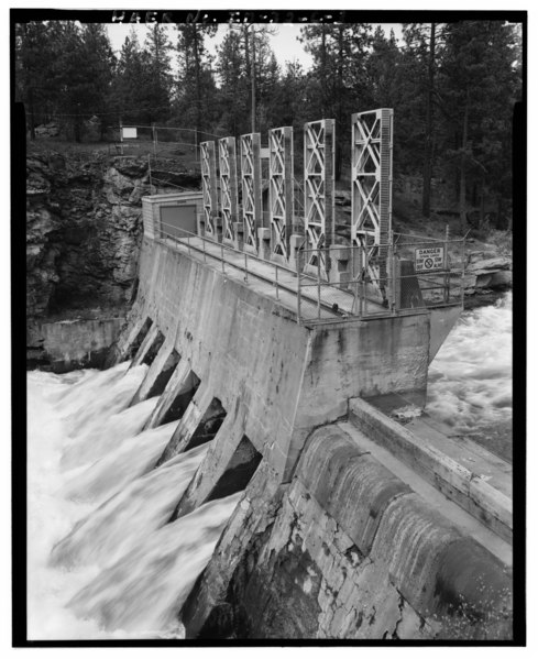 File:CREST OF THE SOUTH CHANNEL DAM, SHOWING BLOCK HOUSE (NOT ORIGINAL) COVERING THE ELECTRICALLY POWERED GATE-LIFTING MECHANISM THAT REPLACED THE ORIGINAL HAND-OPERATED LIFTING HAER ID,28-POFAL,1C-3.tif