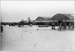 Les hangars.