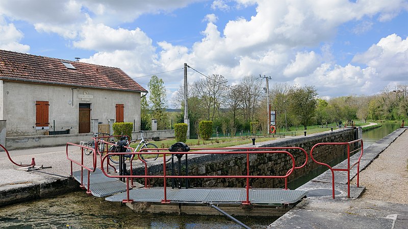 File:Canal Bourgogne ecluse Fulvy.jpg