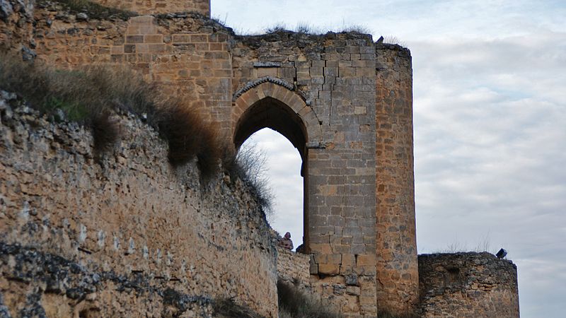 File:Castillo de Zorita, acceso torre del espolón 15.JPG