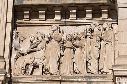Anges chantant les louanges de Dieu (1882), frise, partie droite de la façade de l’église Notre-Dame Saint-Vincent.