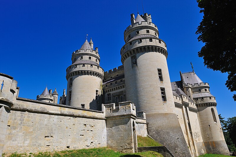 File:Chateau de Pierrefonds.jpg