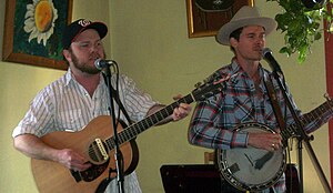 Chris 'Makhluk' Fuqua (gitar) dengan Keci Secor (banjo) di acara manfaat.
