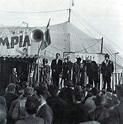 Parade foran cirkus, ukendt årstal, angiveligt 1950'erne eller 1960'erne.