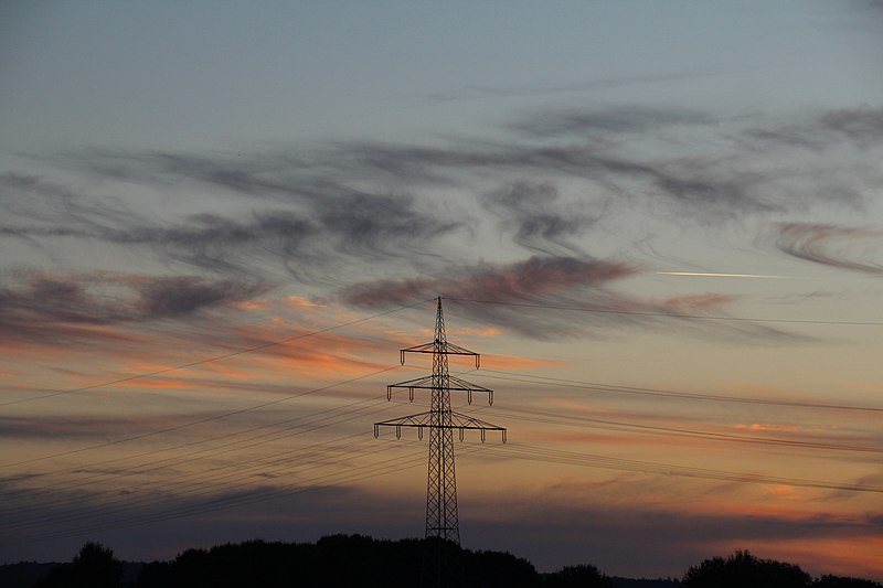 File:Cirrus uncinus in der Dämmerung, schon im Schatten II.jpg