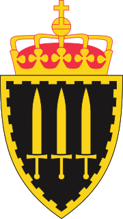 Миниатюра для Файл:Coat of arms of the Norwegian Defence University College.svg
