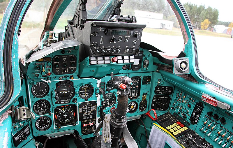 File:Cockpit of Mikoyan-Gurevich MiG-31 (2).jpg