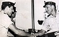 קבלת תעודת הפיקוד ממפקד חיל הים שלמה אראל.[א] 11 באוקטובר 1967.