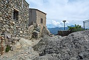 English: There are also some houses at the highest rock of Sant'Antonino (Corsica). Deutsch: Sogar auf dem höchsten Felsen von Sant'Antonino stehen noch einige Häuser.