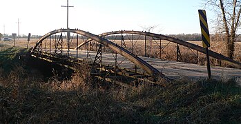 Линии графства Тетива недалеко от Холлиса, Канзас 39 ° 39'14 "N 97 ° 34'23" W ﻿ / ﻿ 39,65389 ° N 97,57306 ° W﻿ / 39,65389;  -97,57306﻿ ( Мост с тетивой на линии графства )