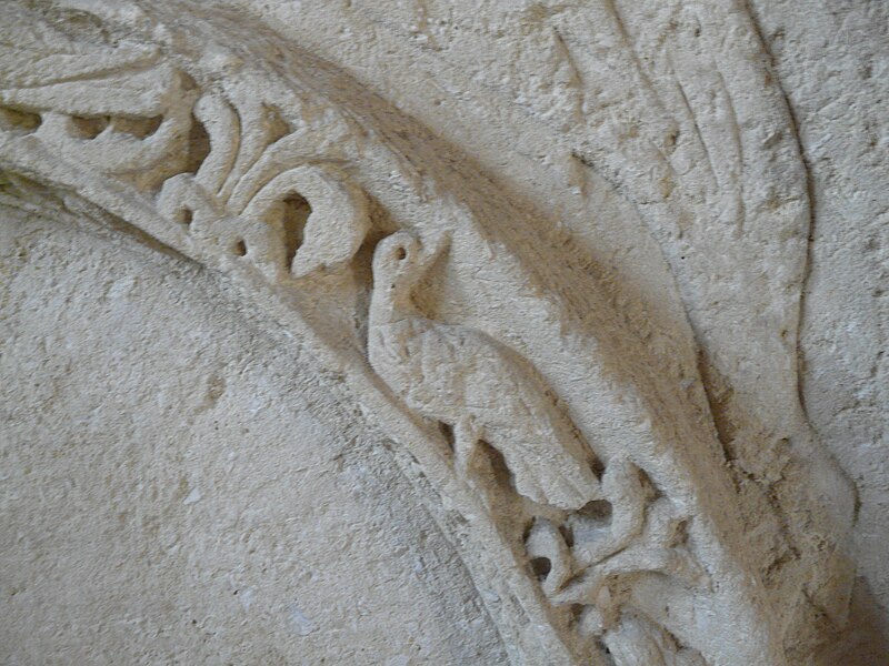 File:Détail archivolte romaine musée Saintes.jpg