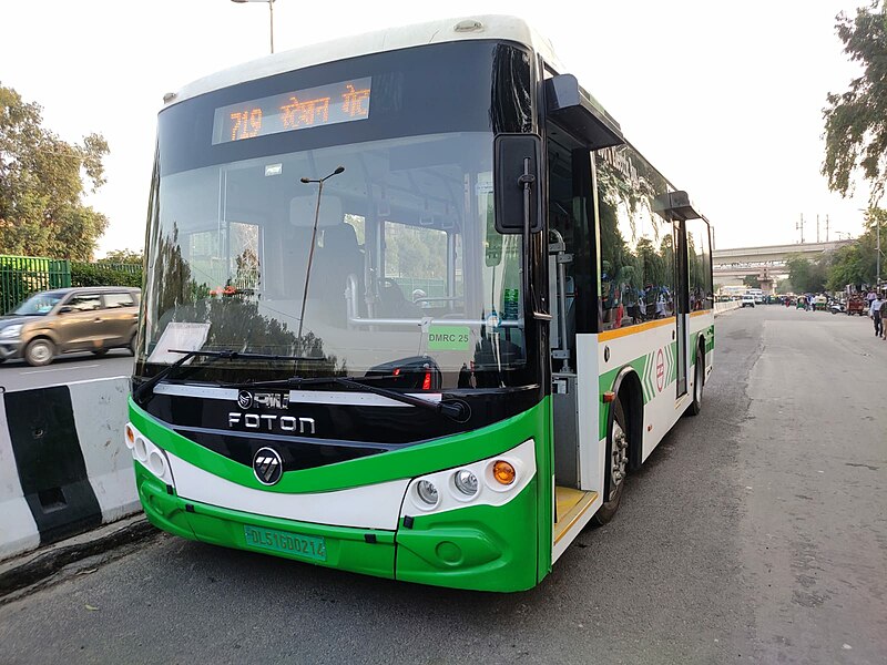 File:DMRC Electric Feeder Bus - Front view - Wide.jpg
