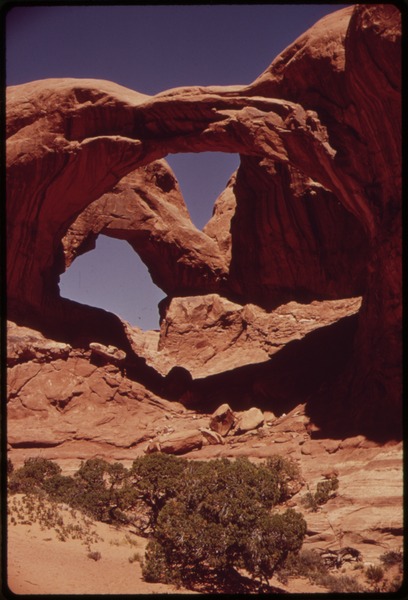 File:DOUBLE ARCH IN WINDOWS SECTION OF ARCHES NATIONAL PARK - NARA - 545570.tif