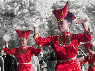 Tari Piring Indonesian traditional dance