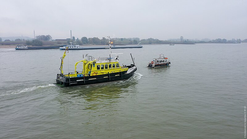 File:Das Rijkswaterstaat-Peilschiff "Flevomeer" im Einsatz auf dem Rhein (51828173846).jpg