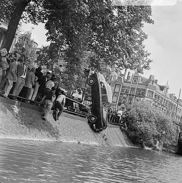 File:De auto is met een takelwagen uit het water gehaald, Bestanddeelnr 922-5759.jpg