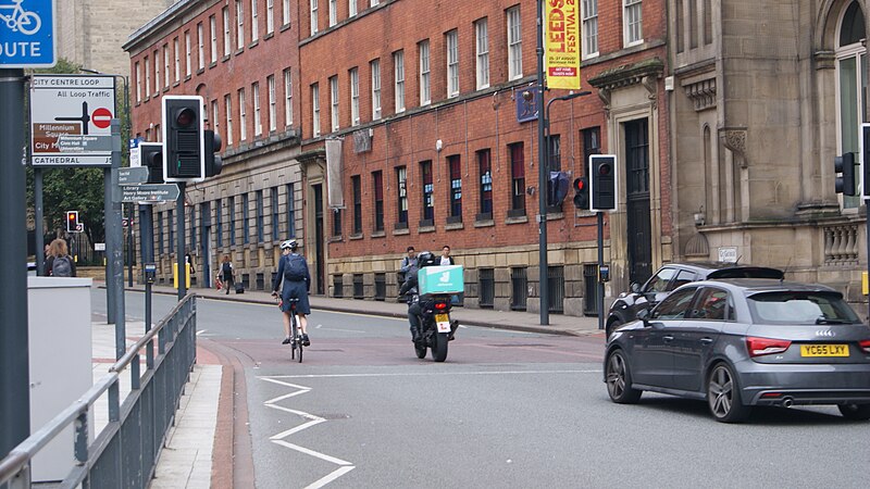 File:Deliveroo driver, Great George Street, Leeds (25 August 2017).jpg