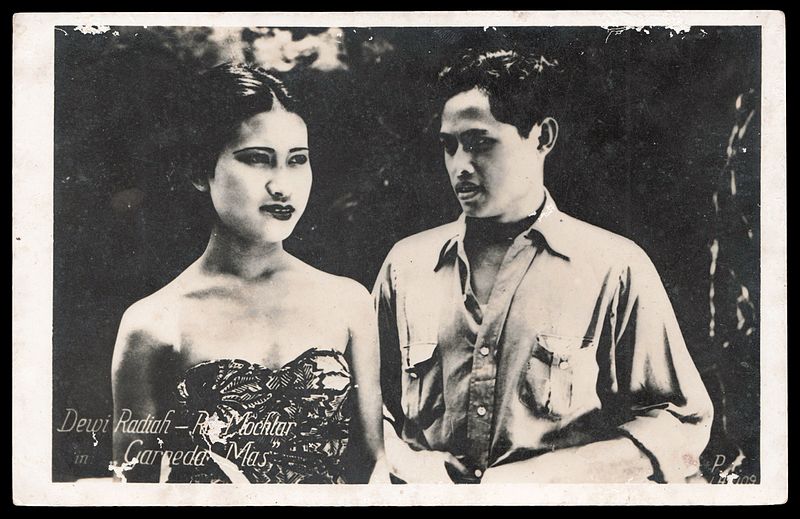 File:Dewi Radiah and Rd Mochtar in Garoeda Mas (1941) (1).jpg
