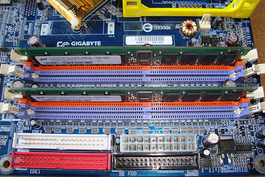 2 разные оперативной памяти. Материнская плата Gigabyte ddr2 2 слота ОЗУ. Материнская плата Gigabyte 2 планки ОЗУ. Двухканальный режим оперативной памяти. Dual channel ddr3 2600+.