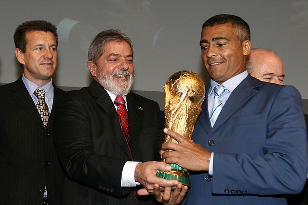 Romário and his 1994 teammate Dunga (far left), with Brazil president Lula, hold the World Cup trophy