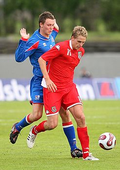 Эггерт Йоунссон и Дэвид Эдвардс в матче сборных Исландии и Уэльса (2008)